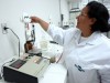 Ação no laboratório (Foto: Maria José Tupinambá - Embrapa)