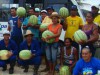 Produtores mostram melancias do projeto      (Foto: Embrapa)