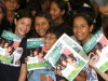 Crianças entusiasmadas com a revista infantil  (foto: Ricardo Oliveira)
