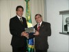 Diretor-presidente da Fapeam, Odenildo Sena, entrega placa ao secretário executivo do MCT, Luiz Antônio Rodrigues Elias (Foto: Adalberto Moreira Jr.)