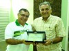 Odenildo Sena ao entregar placa para Pedro Falabella (Fotos:Milena Menta)