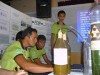 Equipe do projeto sobre biogás durante mostra, em Parintins (Foto: Ulysses Varela)