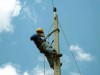 Trabalho de ampliação da rede no Amazonas (Foto: Divulgação/Amazonas Energia)