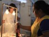 Alunos agitam refrigerante para gerar CO2 (Foto: Giovanna Consentini)