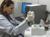 Pesquisadora Carolina Fernandes Silva de Sousa no laboratório (Divulgação)