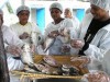 Comunitários preparam pescado para processamento (Foto: Divulgação)