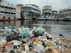 Lixo acumulado na beira do rio Negro em Manaus (Foto: Margi Moss)