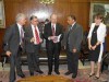 Mario Neto (Confap), Odenildo Sena (Consecti), senador José Sarney, deputado federal Sibá Machado e Helena Nader (SBPC) durante entrega no Senado (Foto: Eduardo José Ganzer)