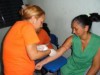 Pesquisadora coletando amostras (Foto:Divulgação)