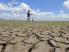 Seca no Rio Negro, em 2010, um dos principais afluentes do Rio Amazonas (Foto: Euzivaldo Queiroz/A Crítica/Reuters)