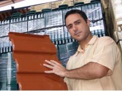 Imagem da notícia - Microempresa reaproveita garrafas plásticas para fabricação de telha ecológica