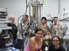 Em pé: Prof. Hans Micklitz, Prof. Yutao Xing, Profa. Eliza Baggio Saitovitch (líder do grupo), Wiliam Herrera (pós-doc). Agachados: Isabel Souza Dinóla e Ury Hernades (alunos de Doutorado). (Imagem: Isabel Dinóla)