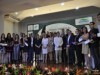 Contemplados do Prêmio pousam com seus trofeus (Foto: Soraia Magalhães/Ag.Fapeam)