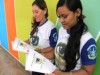Coordenadora do projeto Maria do Carmo Souza Mourão folheia publicação junto com Beth Alfaia, participante do projeto (Foto: Soraia Magalhães)