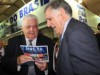 Ministro Marco Antônio Raupp e Prêmio Nobel de Química, Daniel Shechtman observam revista da FAPEAM (Foto: Soraia Magalhães)