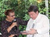 Adalberto Val recebe placa de Maria Olívia Simão (Eduardo Gomes/ Ascom Inpa)