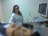 Pesquisadora realiza ultrassonografia do abdomen em paciente (Foto: Bruna Oliveira)
