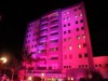 Durante campanha Outubro Rosa, prédio da Fundação iluminou-se com o tom para alertar mulheres para a prevenção ao câncer de mama (Foto: Reprodução)