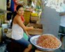Comercialização de camarão é comum nas ruas de Parintins (Foto: Reprodução)