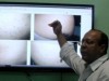 Dr. Luiz Claudio Dias, diretor-presidente substituto da Fuam, demonstra como é feito o atendimento através do Ambulatório. (Foto: CIÊNCIAemPAUTA/Mirinéia Nascimento)