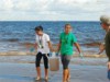 Pesquisadores fazem coletas de amostras na praia da Ponta Negra. (Foto: Reprodução)