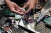 Manipulação do lixo eletrônico (Foto: Reprodução)