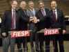 (Da esq. para direita) Presidente da Finep, Glauco Arbix, ministro do MCTI, Marco Antonio Raupp, ministro do MS, Alexandre Padilha, ministro do MDIC, Fernando Pimentel, e presidente do BNDES, Luciano Coutinho, na assinatura dos editais (Foto: Julia Moraes/Fiesp)