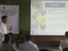O estudante de Medicina Luciano Monteira apresenta o trabalho sobre os efeitos dos opióides (Foto: Ricardo Oliveira/Agência FAPEAM)