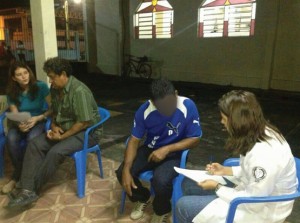 Pesquisadores durante levantamento sóciodemográfico. 