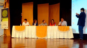 Mesa-redonda presidida pelo professor Jimi Aislan Estrázulas. (Foto Denison Silvan)