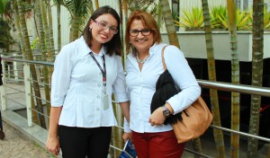 Diretora Maria Olívia Simão com Juliana Cané, do Inpe. (Foto Denison Silvan)