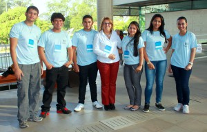 Diretora Maria Olívia Simão ladeada pelos estudantes. (Foto: Denison Silvan)