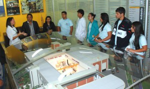 Grupo de estudantes diante da maquete do Laboratório de Integração e Teses - LIT(Foto: Denison Silvan)