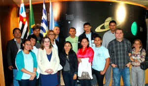 Grupo no hall do INPE.(Foto: Denison Silvan)