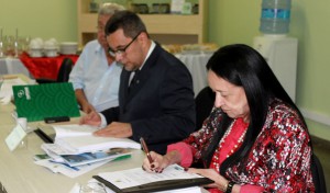 Isa Assef dos Santos assina termo de posse. (Foto: Denison Silvan).