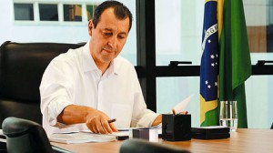 Imagem da notícia - Editais de pós-graduação para professores, com 6.780 vagas, são assinados pelo governador Omar Aziz