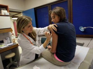 Imagem da notícia - Dose única de vacina de HPV poderia evitar câncer de útero, diz estudo