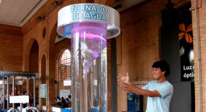 Christian Cruz, testando o tornado de água do INPE. (Foto: Denison Silvan).
