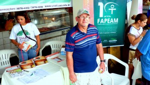 Luís Vieira em visita ao estande do Ciência na feira. (Foto: Denison Silvan).