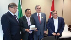 No canto direito da imagem está o secretário de Estado de Ciência, Tecnologia e Inovação do Amazonas e vice-presidente do Consecti, Odenildo Sena. (Foto: Reprodução).