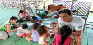 Imagem da notícia - Crianças aprendem brincando sobre mamíferos aquáticos da Amazônia