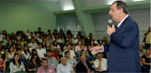 Imagem da notícia - Governador Omar Aziz destaca avanços no ensino superior durante Aula Magna da UEA