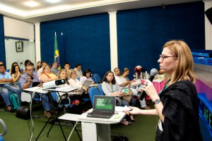 Reunião foi coordenada pela diretora técnico-científica da FAP, Andréa Waichman. (Crédito: Érico Xavier/Agência FAPEAM)