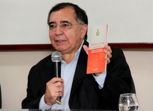 Odenildo Sena apresenta o novo caderno de CT&I Amazonas. (Foto: Érico Xavier/Agência Fapeam)