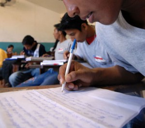 Muitas vezes, os professores das séries iniciais do ensino fundamental não se sentem confiantes para abordar temas da área de física e astronomia, conforme Vera Rita.
