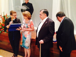 Maria Olívia entrega placa a diretora-presidenta da FMT-HVD pelos serviços de referência prestados ao Estado. (Foto: Adriana Pimentel/Agência FAPEAM)