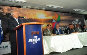 Imagem da notícia - Governador José Melo destaca parcerias para incentivar micro e pequenas empresas na abertura da Feira do Empreendedor