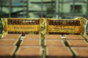Ele explicou que a embalagem e o método de embalar foram pensados para garantir a extensão da vida útil do bolo amazônico.