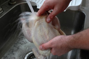 Imagem da notícia - Lavar frango ‘aumenta risco de intoxicação alimentar’
