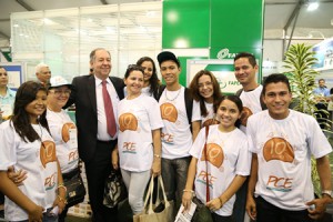 Ministro e alunos do PCE durante a abertura da Expo T&C. 